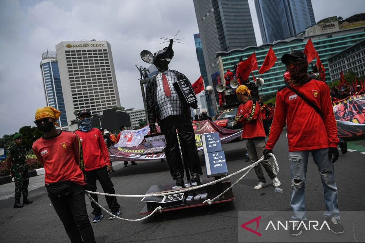 Foto Pilihan Pekan Pertama Mei 2026: Sorotan Aksi Pembakaran Boneka Koruptor Saat Hari Buruh Internasional