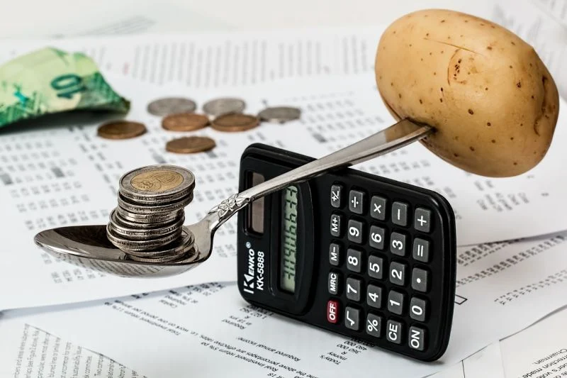 Frugal Living vs Flexing: Perang Gaya Hidup di Media Sosial