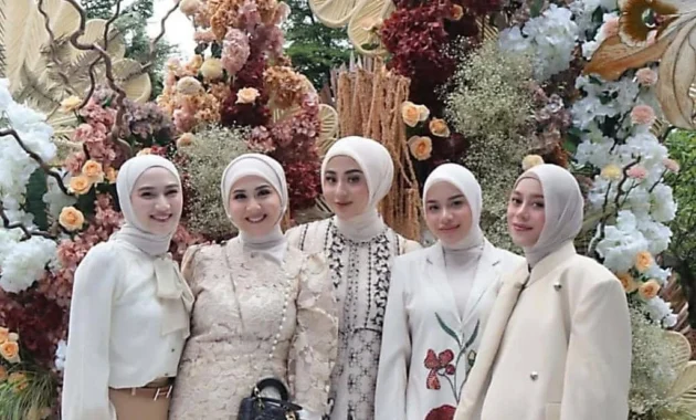 Gaya Elegan 12 Bridesmaid Syifa Hadju di Welcome Dinner Bali: Dari Rebecca Klopper hingga Steffi Zamora