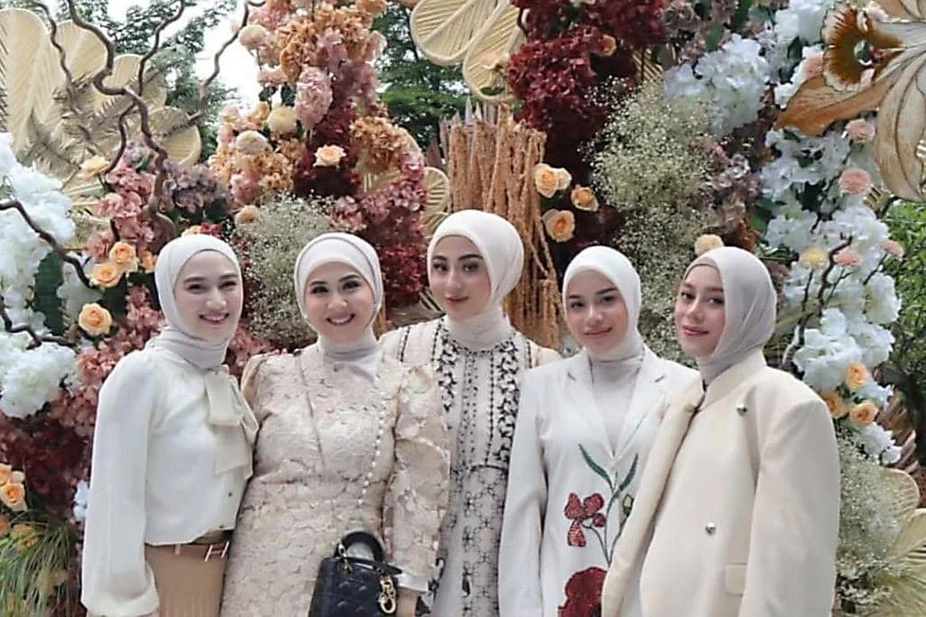 Gaya Elegan 12 Bridesmaid Syifa Hadju di Welcome Dinner Bali: Dari Rebecca Klopper hingga Steffi Zamora