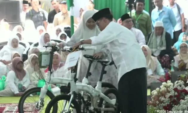 Gibran Bagi-Bagi Sepeda ke Santri di Haul KH Abd. Wahab Chasbullah