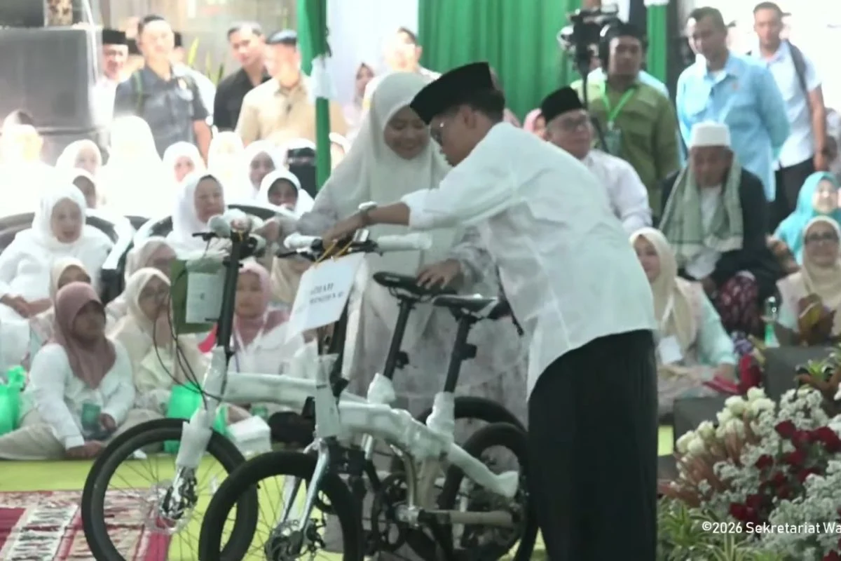 Gibran Bagi-Bagi Sepeda ke Santri di Haul KH Abd. Wahab Chasbullah