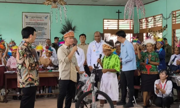Gibran Bagi Sepeda kepada Santri pada Haul KH Wahab Chasbullah, Kagum dengan Jawaban Calon Pemimpin