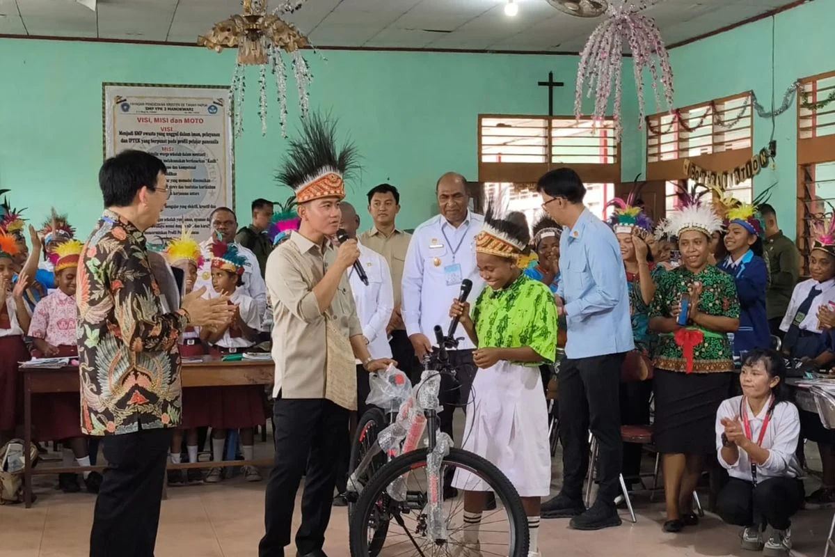 Gibran Bagi Sepeda kepada Santri pada Haul KH Wahab Chasbullah, Kagum dengan Jawaban Calon Pemimpin