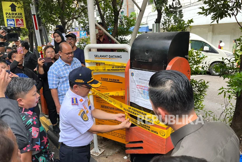 Gubernur Pramono Tugaskan Dishub Bereskan Masalah Perparkiran di Blok M