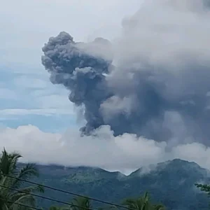 Gunung Dukono Erupsi Setinggi 3 Km, PVMBG Ingatkan Ancaman Abu Vulkanik