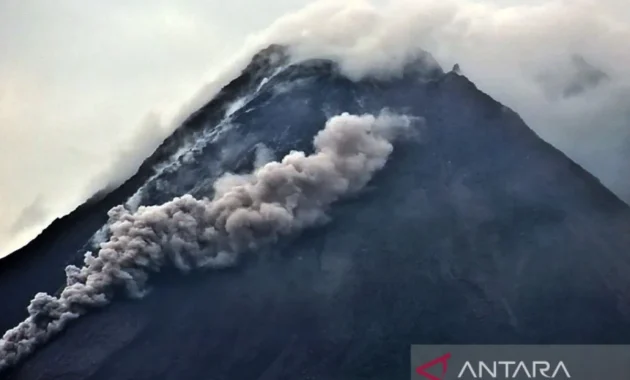Gunung Merapi Luncurkan Awan Panas Guguran Sejauh 1,5 Km Gunung Merapi Luncurkan Awan Panas Guguran Sejauh 1,5 Km