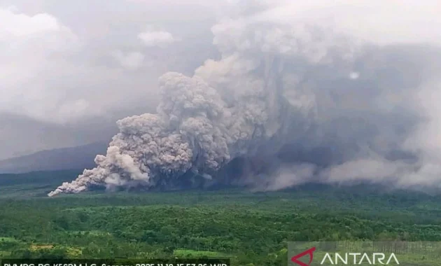 Gunung Semeru Erupsi Disertai Awan Panas Gunung Semeru Erupsi Disertai Awan Panas