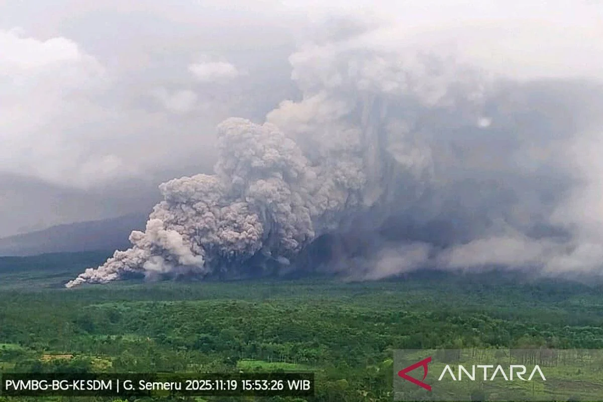 Gunung Semeru Erupsi Disertai Awan Panas