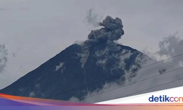 Gunung Semeru Erupsi, Luncurkan Awan Panas Guguran Sejauh 2.500 Meter Gunung Semeru Erupsi, Luncurkan Awan Panas Guguran Sejauh 2.500 Meter
