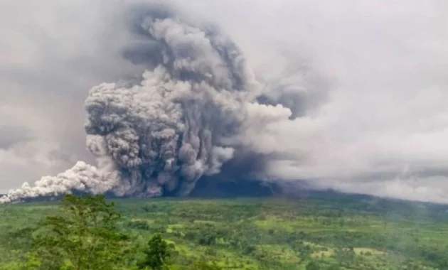 Gunung Semeru Erupsi Setinggi 1.000 Meter, Waspada Awan Panas dan Guguran Gunung Semeru Erupsi Setinggi 1.000 Meter, Waspada Awan Panas dan Guguran