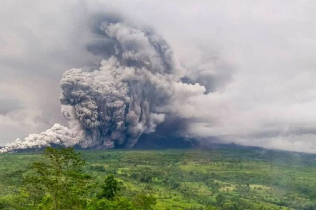 Gunung Semeru Erupsi Setinggi 1.000 Meter, Waspada Awan Panas dan Guguran