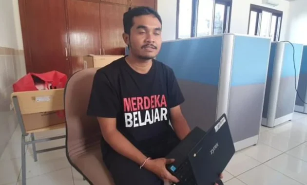 Guru SMP Berani Membela Nadiem di Sidang: Chromebook Jadi Alat Bantu yang Dipuji