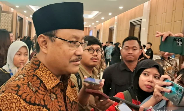Gus Ipul Bongkar Hoaks Bansos: Fakta di Balik Isu Sepatu dan Kompor Sekolah Rakyat