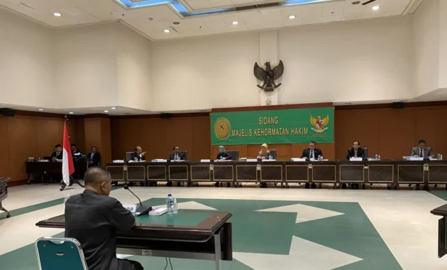 Hakim Pengadilan Tinggi Makassar Dipecat karena Terbukti Terima Suap Rp1 Miliar Hakim Pengadilan Tinggi Makassar Dipecat karena Terbukti Terima Suap Rp1 Miliar