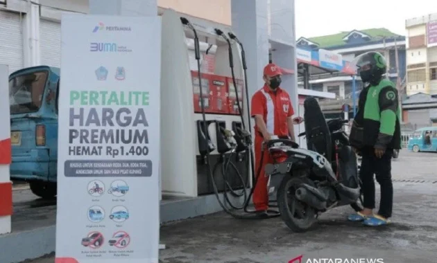 Harga BBM Melonjak, SPBU Premium Tak Jual Pertalite, dan Hoaks Gratis: Dampak bagi Konsumen dan Industri Otomotif