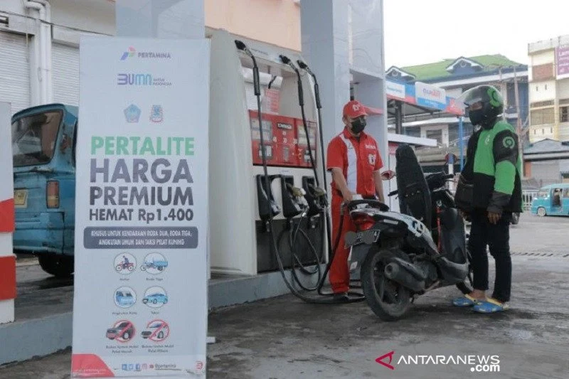 Harga BBM Melonjak, SPBU Premium Tak Jual Pertalite, dan Hoaks Gratis: Dampak bagi Konsumen dan Industri Otomotif