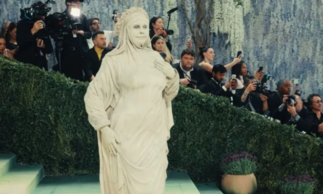 Heidi Klum Tampil Seperti Patung Bergerak di Met Gala 2026