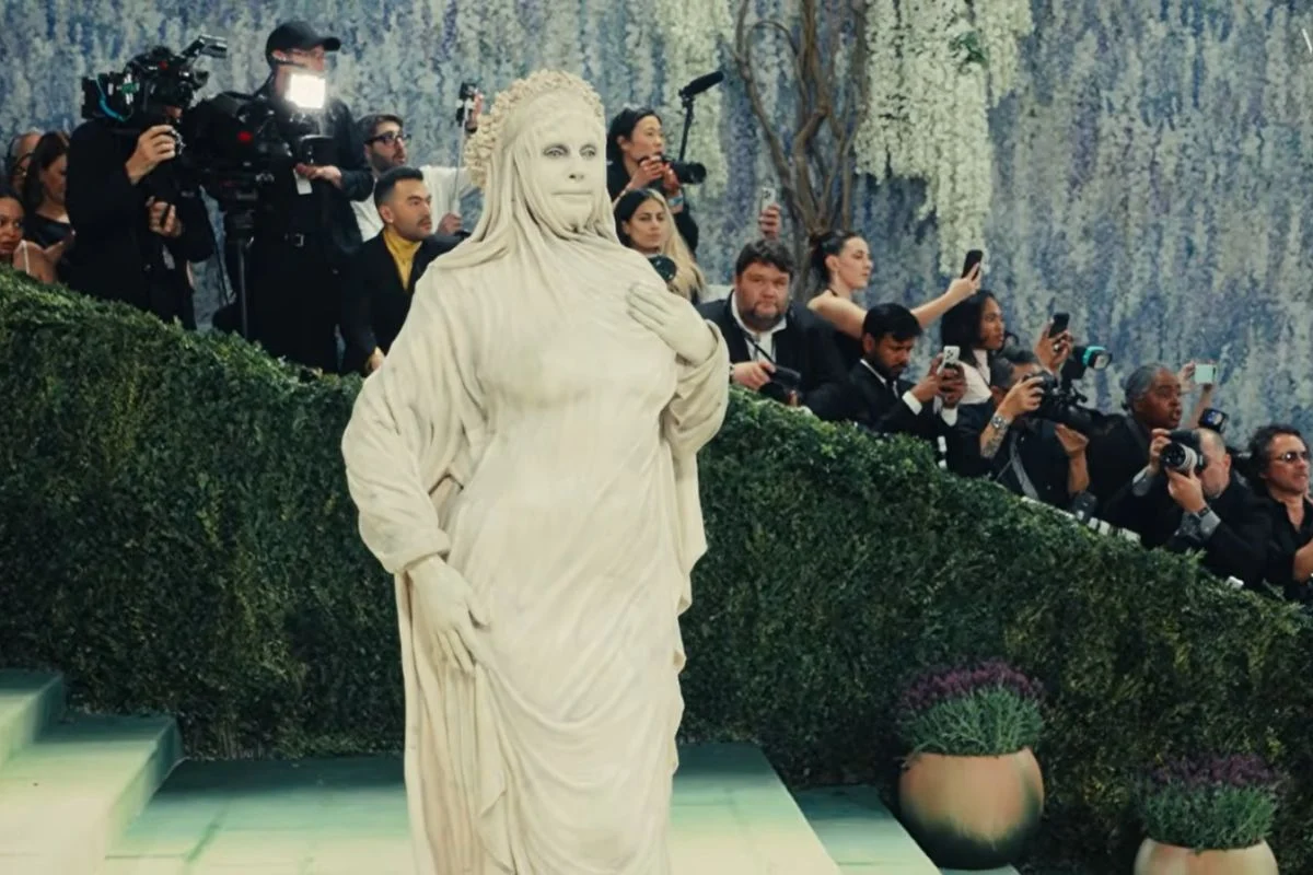 Heidi Klum Tampil Seperti Patung Bergerak di Met Gala 2026