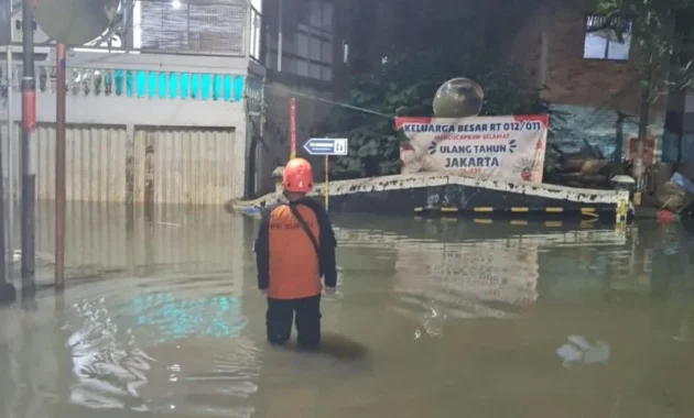Hujan Deras, 317 Warga Mengungsi Akibat Banjir 80 cm di Kendari