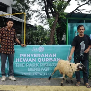 Iduladha, The Park Pejaten Bagikan Hewan Kurban bagi Masyarakat Sekitar