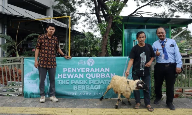 Iduladha, The Park Pejaten Bagikan Hewan Kurban bagi Masyarakat Sekitar