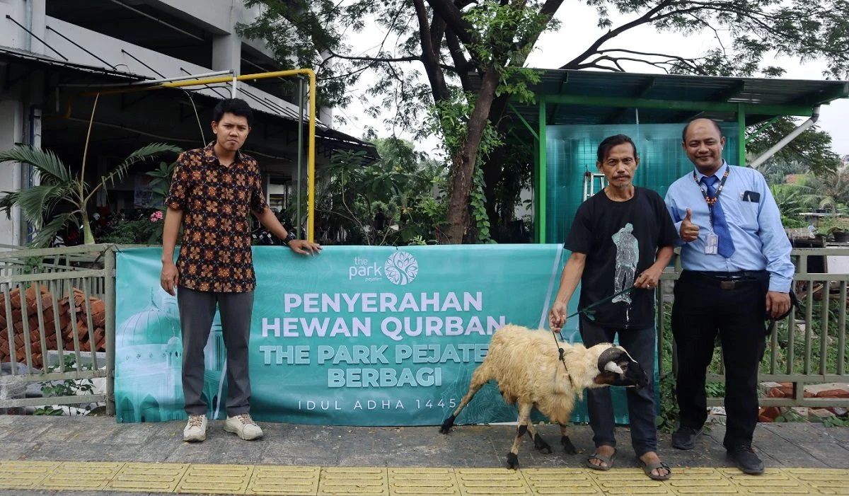 Iduladha, The Park Pejaten Bagikan Hewan Kurban bagi Masyarakat Sekitar