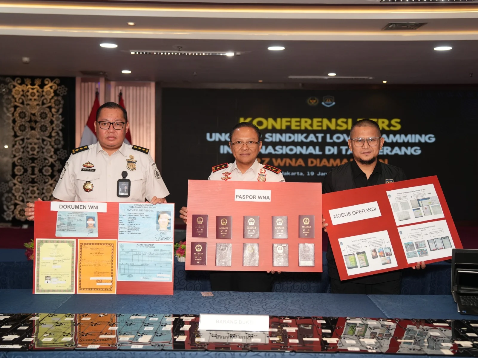 Imigrasi Bongkar Sindikat Love Scamming, 19 WNA Dideportasi