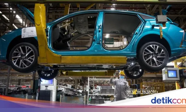 Industri Otomotif Dihantam Kenaikan Suku Bunga: Konsumen Tahan Beli Mobil, Ekspansi Berkurang