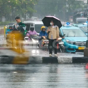 Jakarta Siap Disambut Hujan Ringan Sore Ini: Waspada Banjir Lalu Lintas