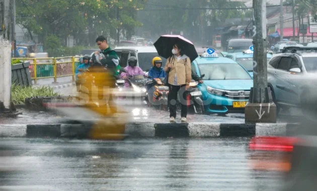 Jakarta Siap Disambut Hujan Ringan Sore Ini: Waspada Banjir Lalu Lintas Jakarta Siap Disambut Hujan Ringan Sore Ini: Waspada Banjir Lalu Lintas