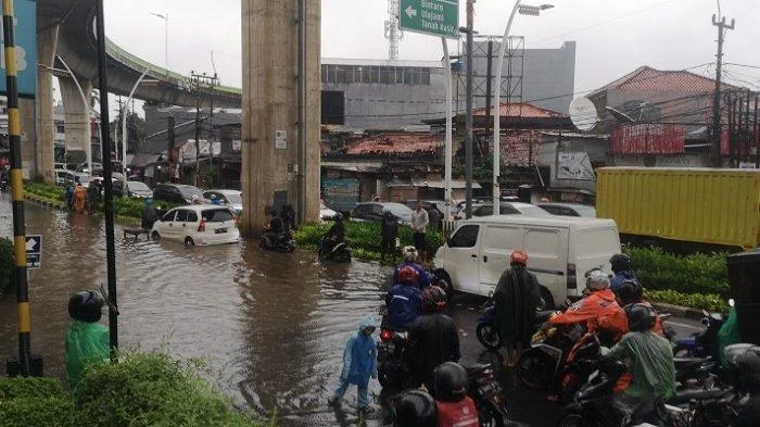 Jalan Ciledug Raya Banjir, Mobil Mewah Mogok Terendam