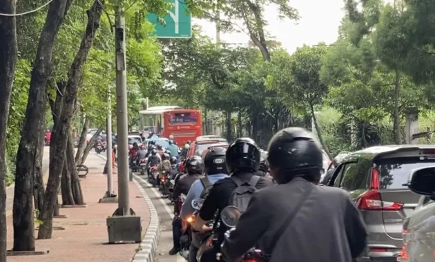 Jalan Raya Lenteng Agung Ambles, Polisi Imbau Masyarakat Cari Jalur Alternatif