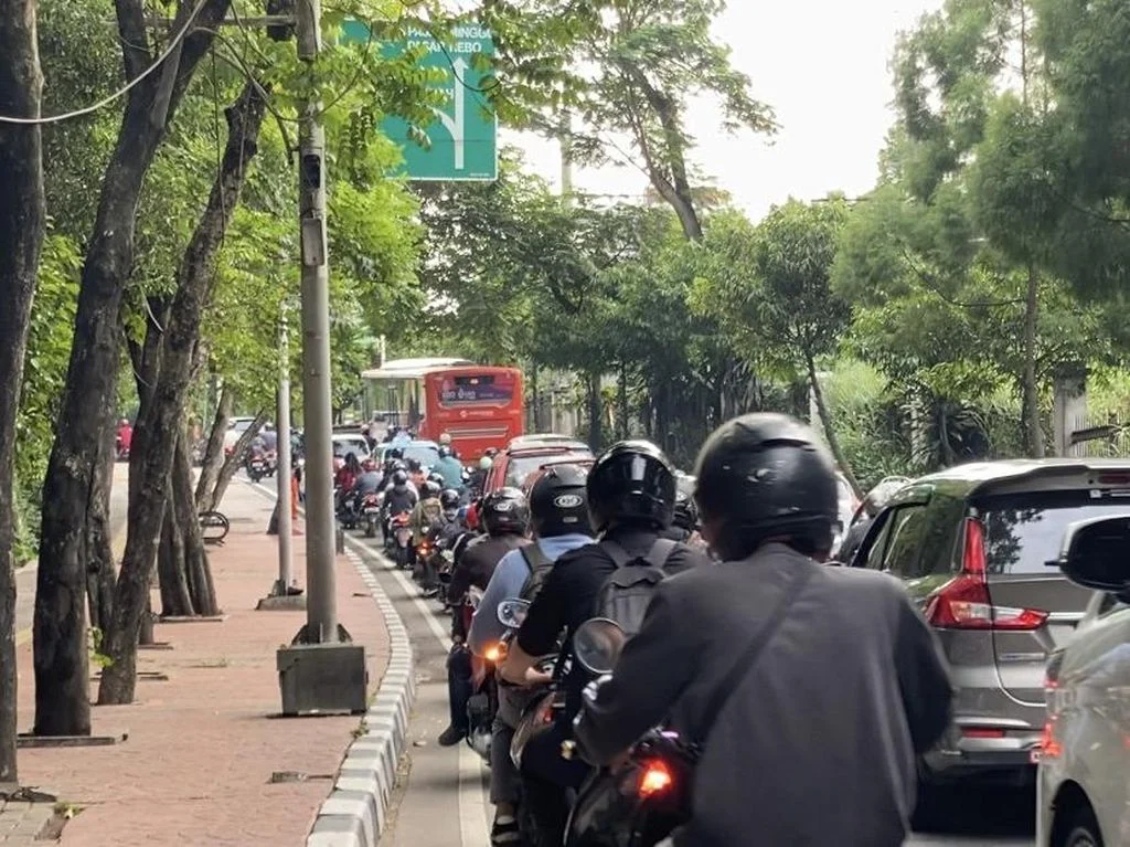 Jalan Raya Lenteng Agung Ambles, Polisi Imbau Masyarakat Cari Jalur Alternatif