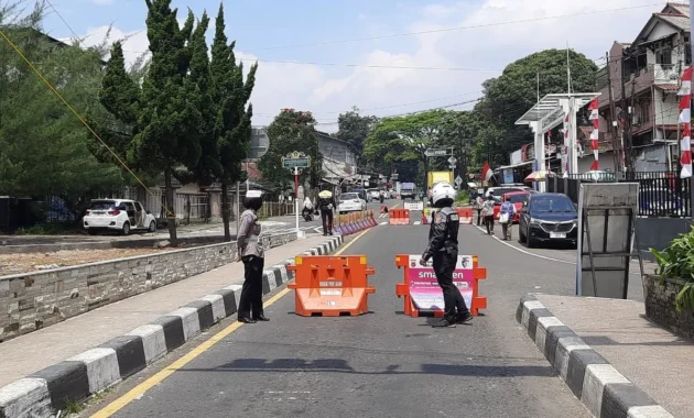Jalur ke Puncak Ditutup Sementara, One Way Arah Turun Diberlakukan Jalur ke Puncak Ditutup Sementara, One Way Arah Turun Diberlakukan