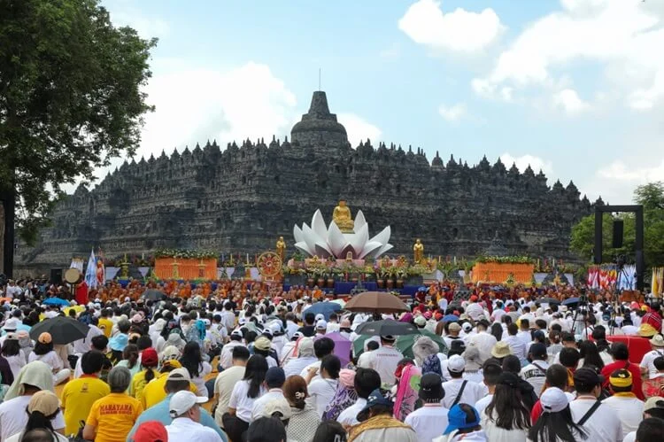 Jelang Hari Raya Waisak 2026, Ribuan Umat Buddha Gelar Hening Nusantara di Jakarta