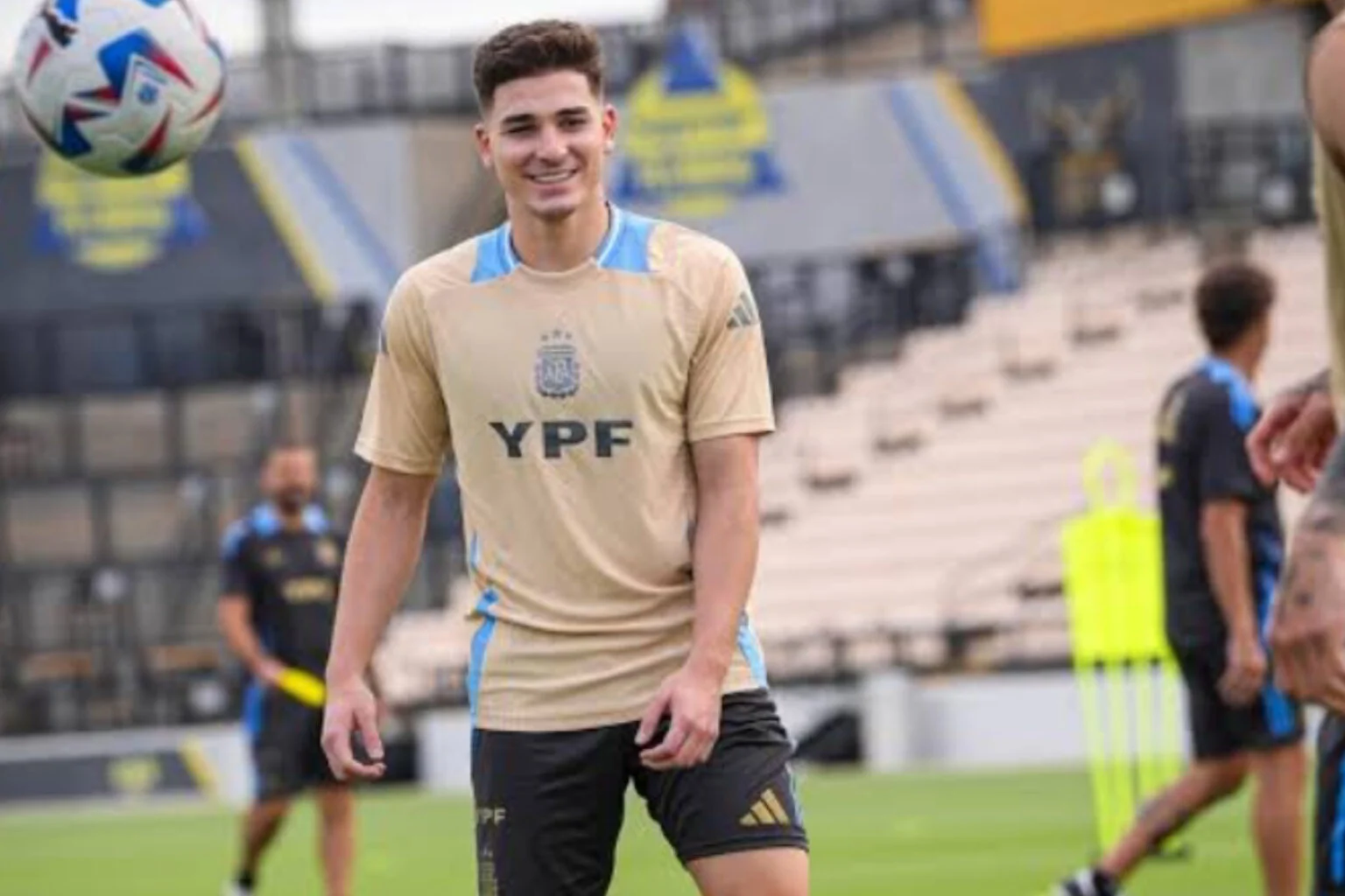Julian Álvarez Tolak Rumor Barcelona: Fokus pada City, Bukan Energi untuk Hal Sia‑sia