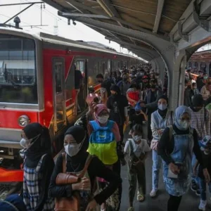 KAI Commuter Tangani Penumpang Jatuh dan Kepadatan di Tempat Wisata DKI Jakarta