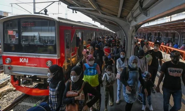 KAI Commuter Tangani Penumpang Jatuh dan Kepadatan di Tempat Wisata DKI Jakarta