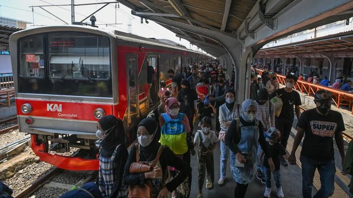 KAI Commuter Tangani Penumpang Jatuh dan Kepadatan di Tempat Wisata DKI Jakarta
