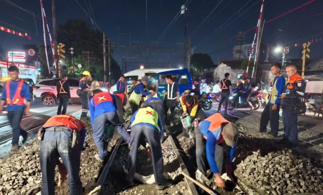 KAI Daop 1 Perbaiki Rel JPL 14 Bukit Duri, Pengguna Jalan Diminta Hindari Lokasi