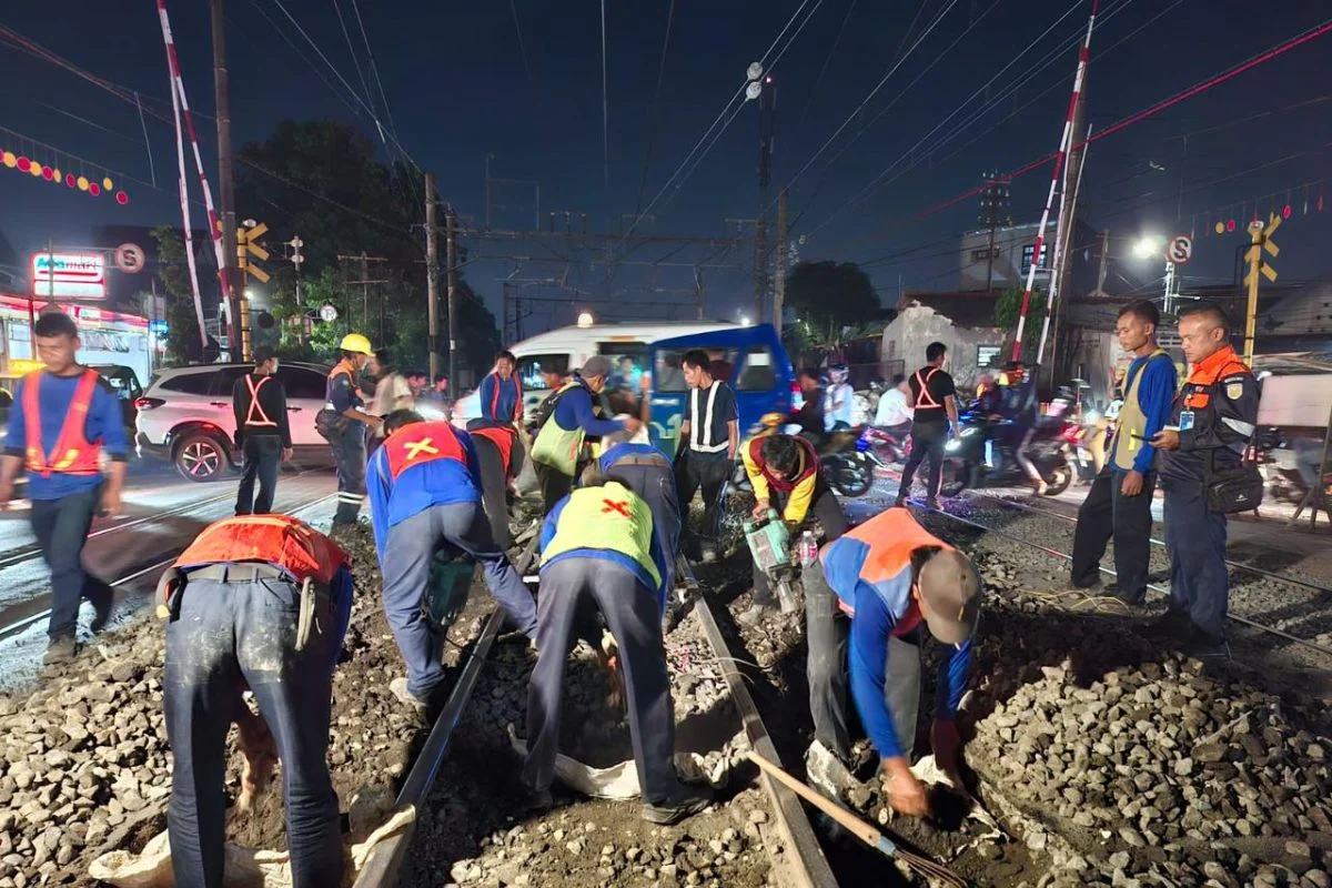 KAI Daop 1 Perbaiki Rel JPL 14 Bukit Duri, Pengguna Jalan Diminta Hindari Lokasi