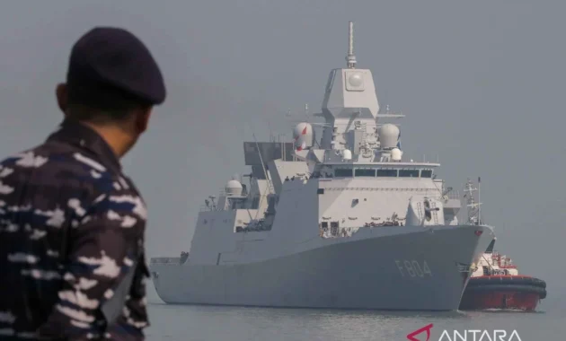 Kapal Perang Belanda HNLMS De Ruyter Singgah di Pelabuhan Tanjung Perak Surabaya