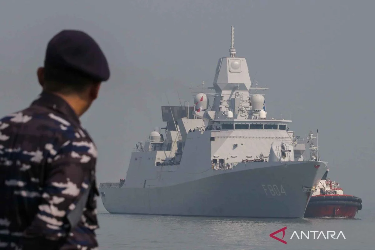Kapal Perang Belanda HNLMS De Ruyter Singgah di Pelabuhan Tanjung Perak Surabaya