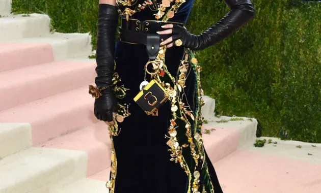 Katy Perry Tampil Misterius dengan Topeng di Met Gala 2026