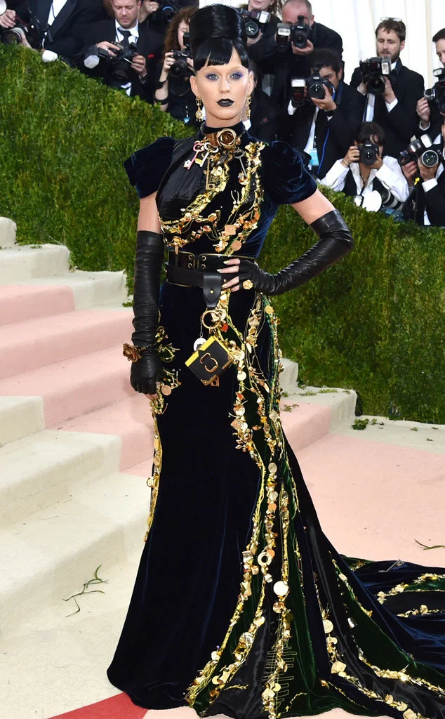 Katy Perry Tampil Misterius dengan Topeng di Met Gala 2026
