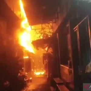 Kebakaran Landa Rumah Warga di Krendang Jakbar Kamis Malam