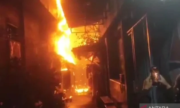 Kebakaran Landa Rumah Warga di Krendang Jakbar Kamis Malam Kebakaran Landa Rumah Warga di Krendang Jakbar Kamis Malam