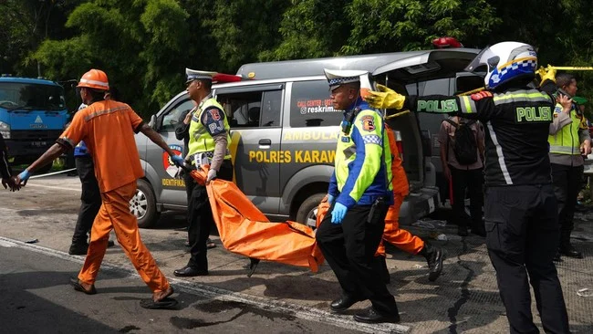 Kecelakaan di Tol Jakarta‑Cikampek, Korban Dilarikan ke RS Polri