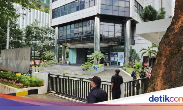 Kejagung Tahan Mantan Anggota Ombudsman Yeka Hendra Fatika Kejagung Tahan Mantan Anggota Ombudsman Yeka Hendra Fatika